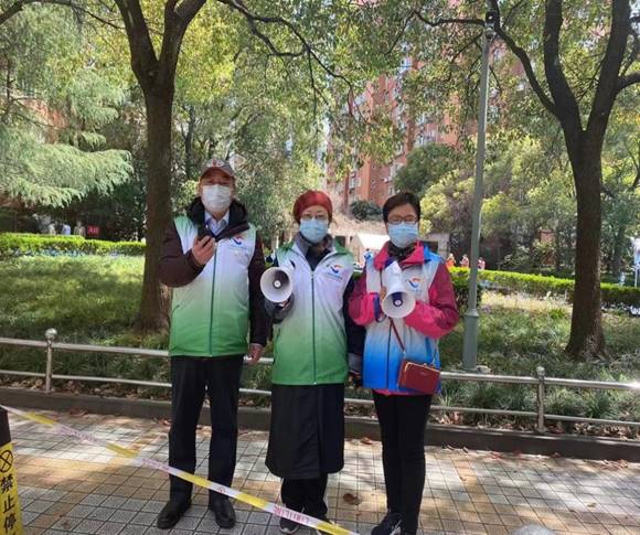说明: 女人站在树旁

中度可信度描述已自动生成