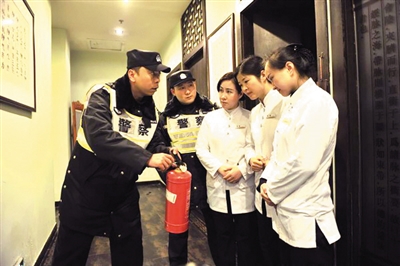 指导辖区餐饮从业人员正确使用灭火器材